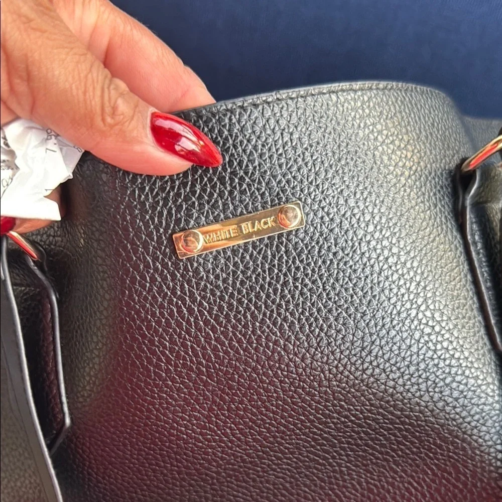 Sleek Black Leather Tote with Structured Design